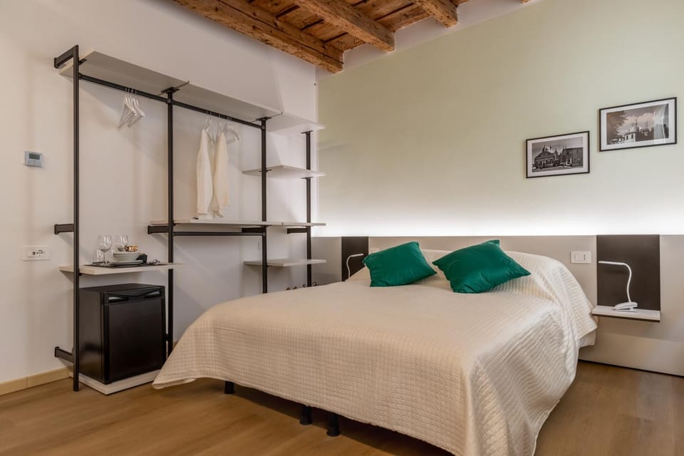 Bed, Coffee/tea facilities, Photo of the whole room, Bedroom, minibar