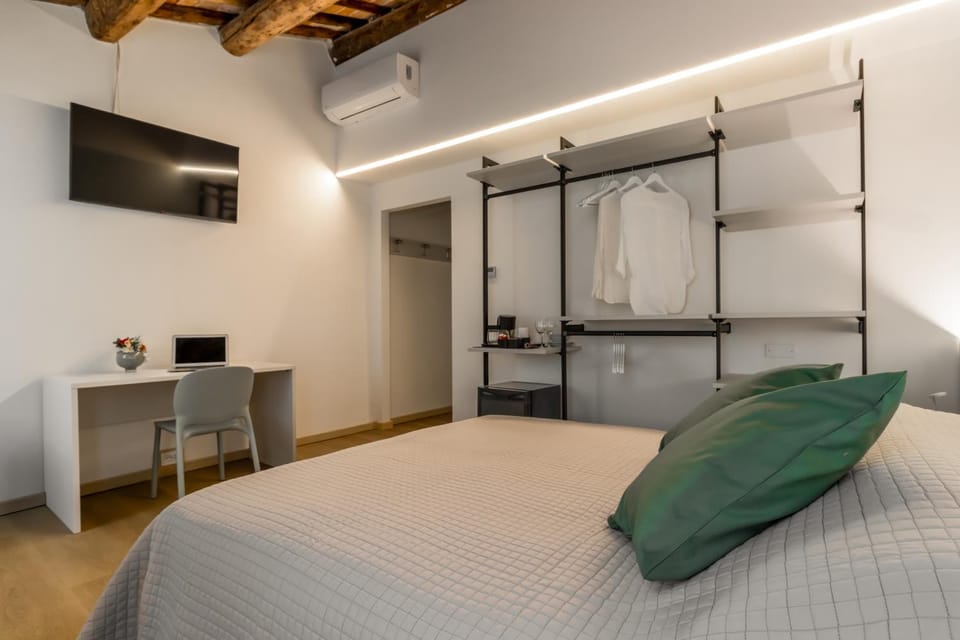 Bed, TV and multimedia, Photo of the whole room, Bedroom, air conditioner