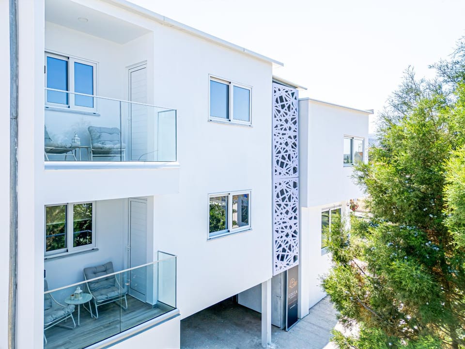 Property building, Patio, Balcony/Terrace