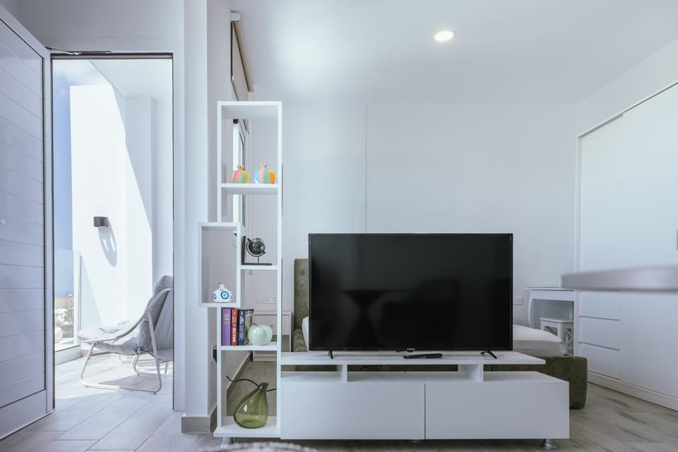 Property building, Library, TV and multimedia, Balcony/Terrace