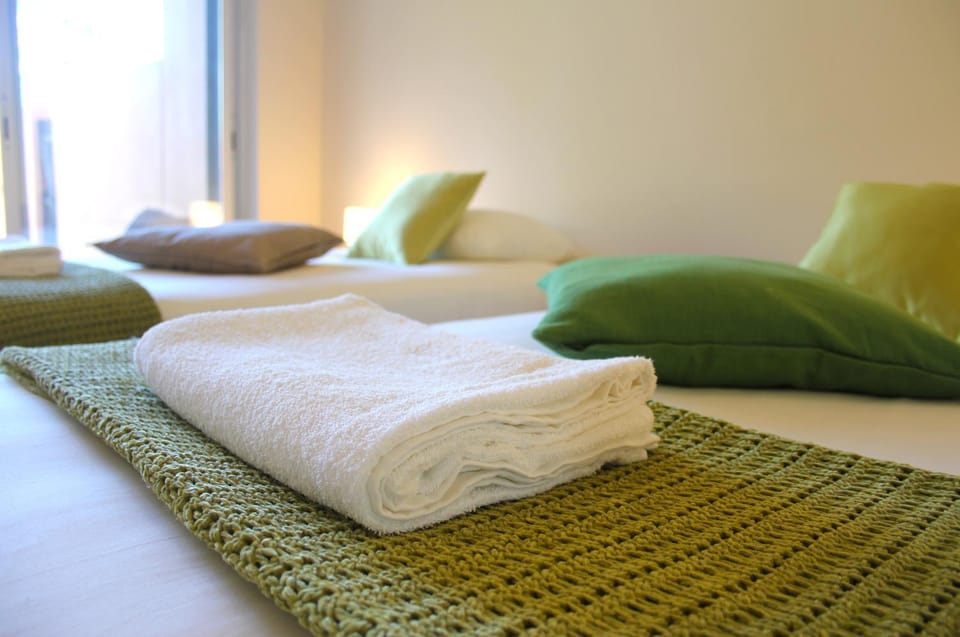 Bed, Bedroom, towels