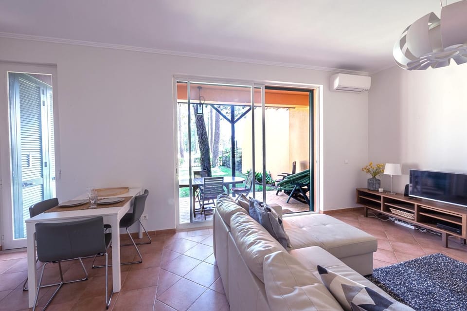 TV and multimedia, Living room, Seating area, Dining area, air conditioner