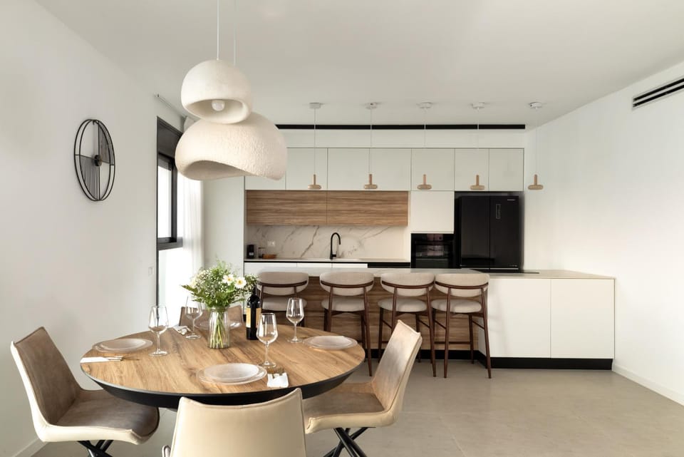Kitchen or kitchenette, Seating area, Dining area
