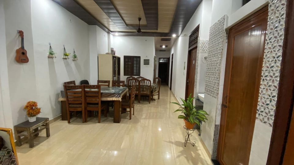 TV and multimedia, Kitchen or kitchenette, Living room, Seating area, Dining area, air conditioner