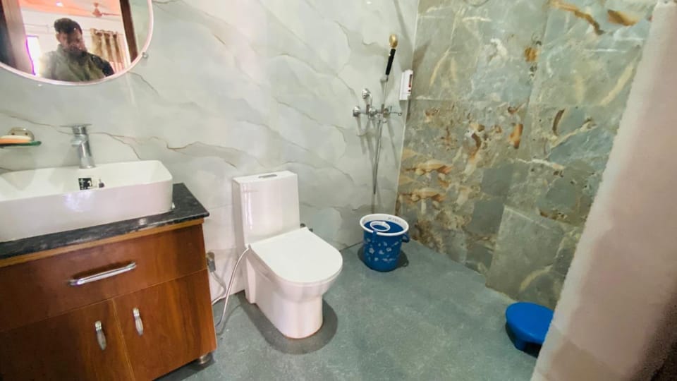 Shower, Toilet, Bathroom, bidet, towels