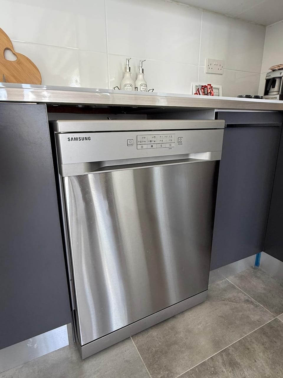 Kitchen or kitchenette, dishwasher