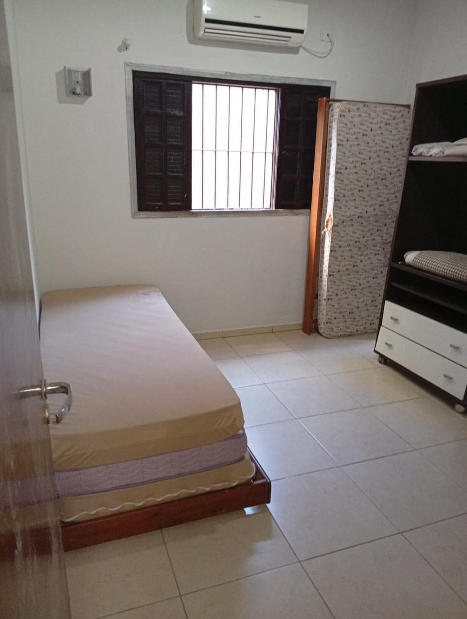 Bed, Bedroom, air conditioner