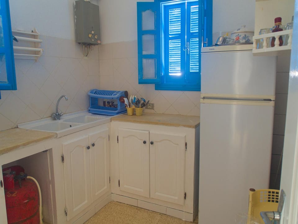 Kitchen or kitchenette, minibar