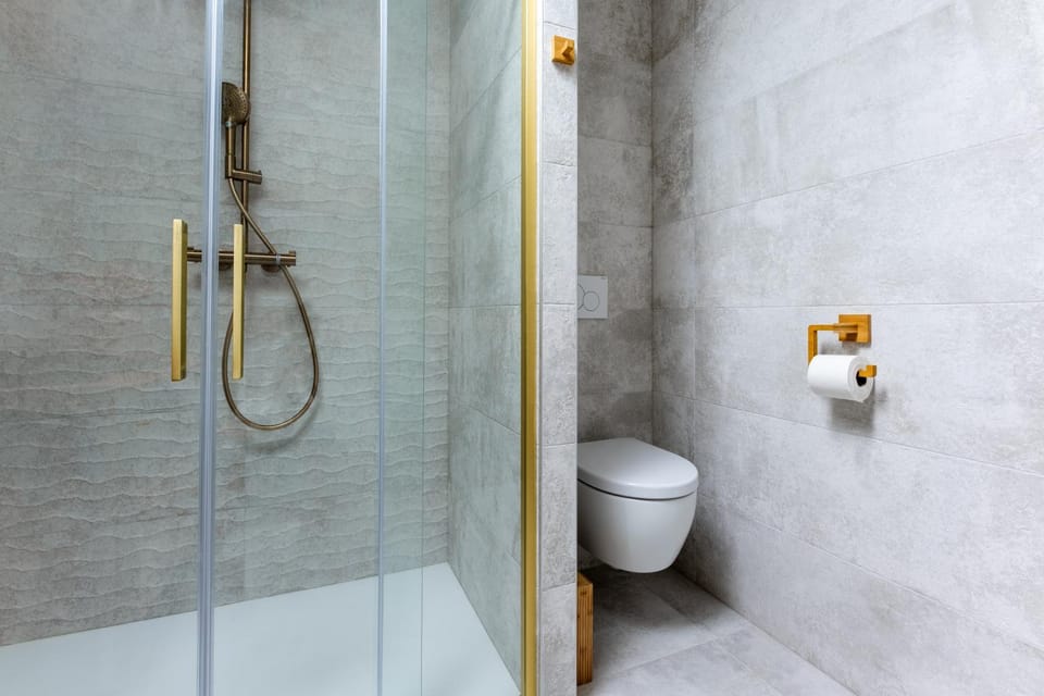 Shower, Toilet