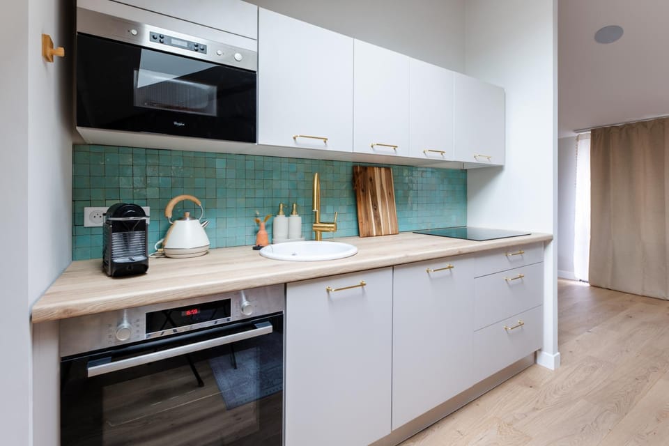 Coffee/tea facilities, microwave, oven, stove, kitchen