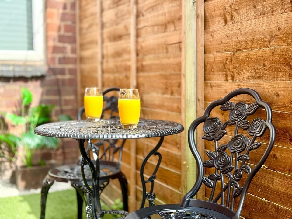 Stylish 2BR - Sleeps 6 - Central Stourbridge Gem House in Stourbridge