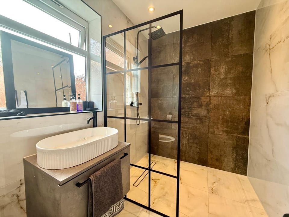 Stylish 2BR - Sleeps 6 - Central Stourbridge Gem House in Stourbridge