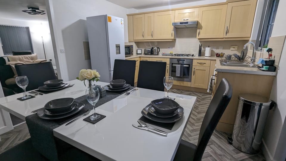 Kitchen or kitchenette, Dining area