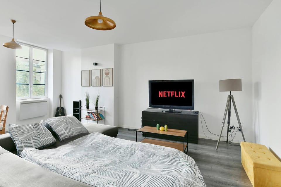 Communal lounge/ TV room, Bed, TV and multimedia, Living room, Seating area