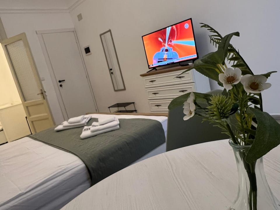 Bed, TV and multimedia, towels