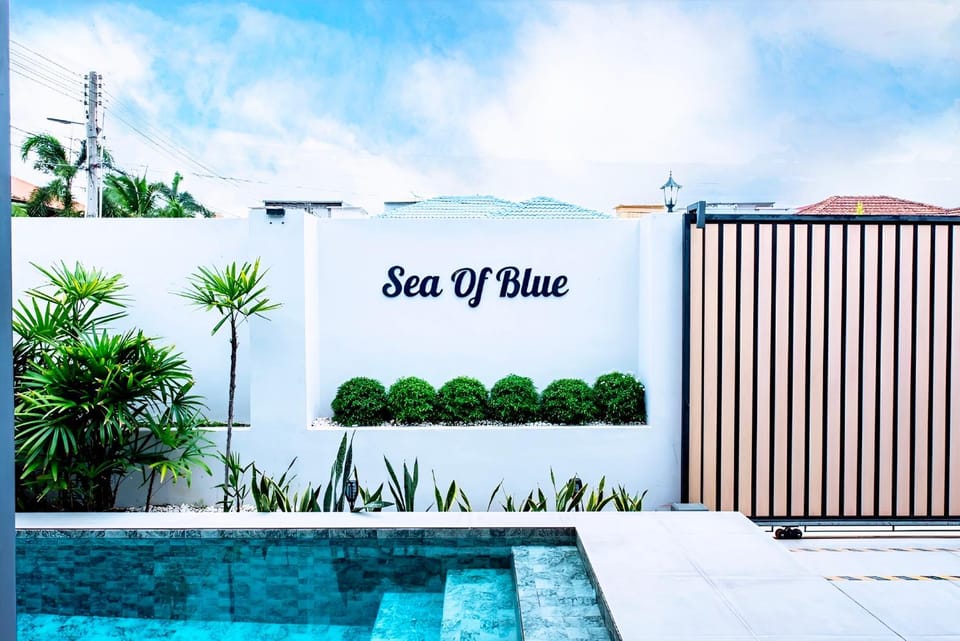 Property building, Day, Pool view, Swimming pool
