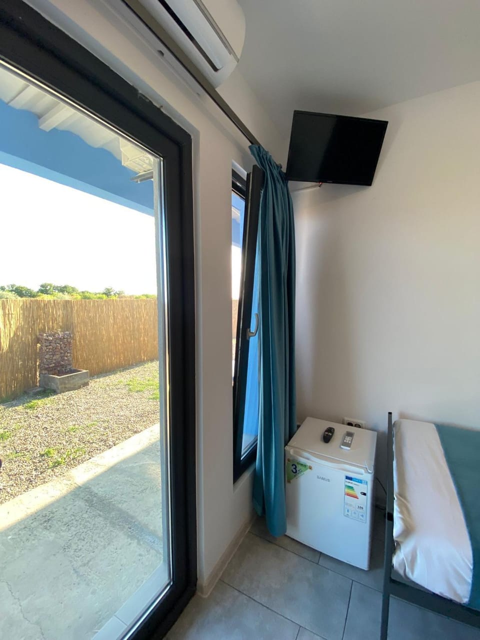 Bed, TV and multimedia, View (from property/room), Balcony/Terrace, Photo of the whole room, towels, air conditioner