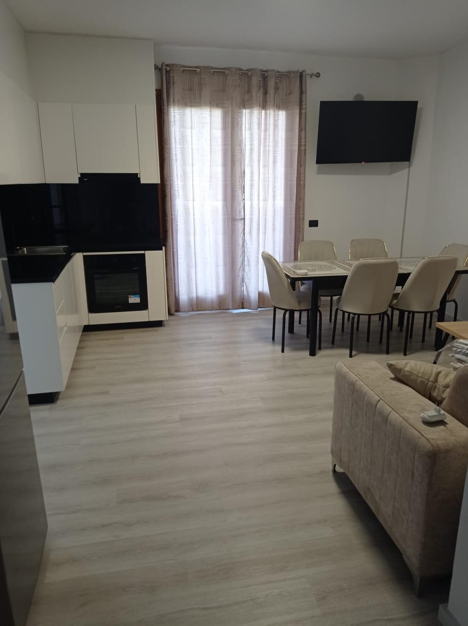 Kitchen or kitchenette, Seating area, Dining area
