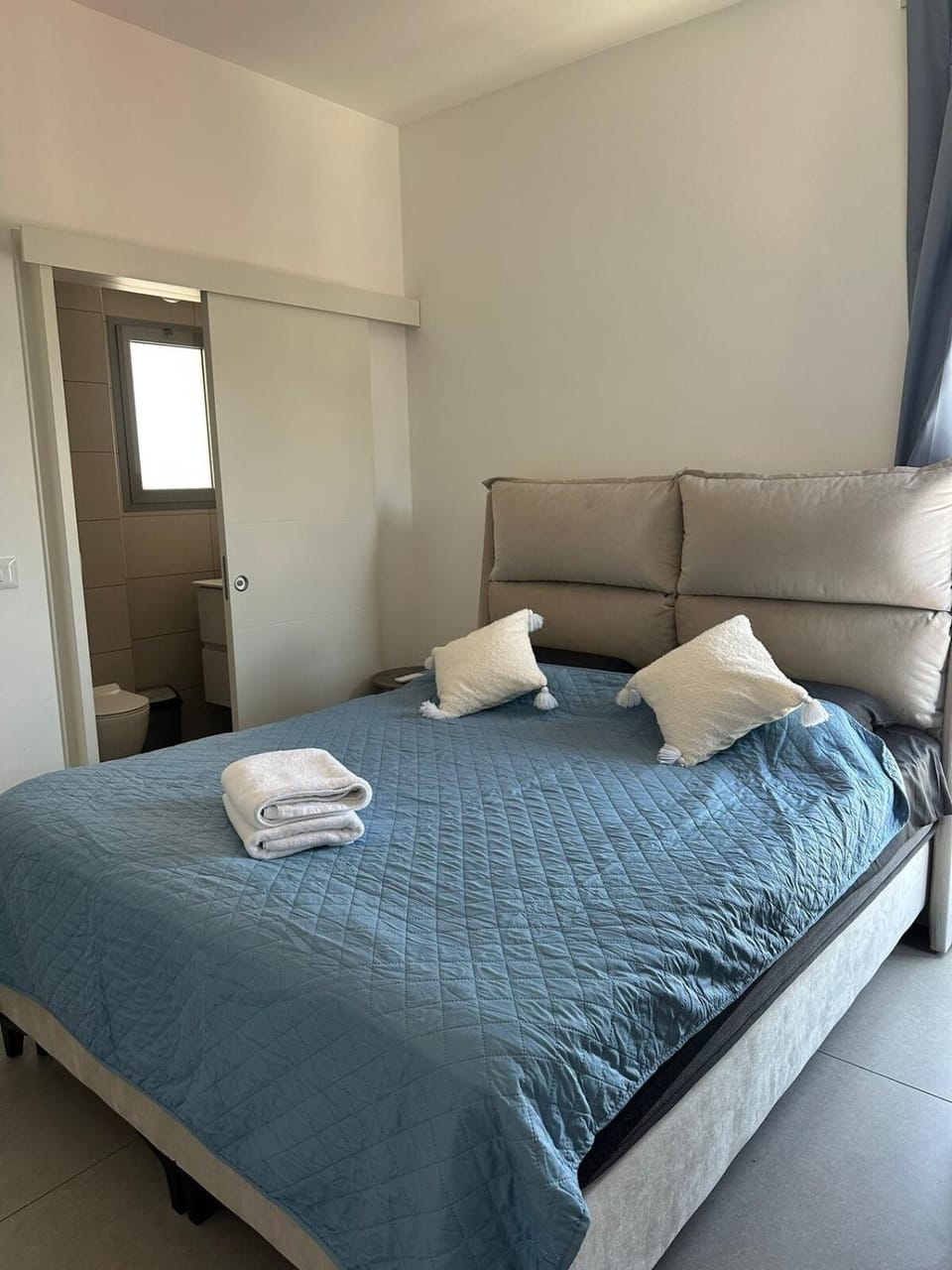 Bed, Bedroom, towels