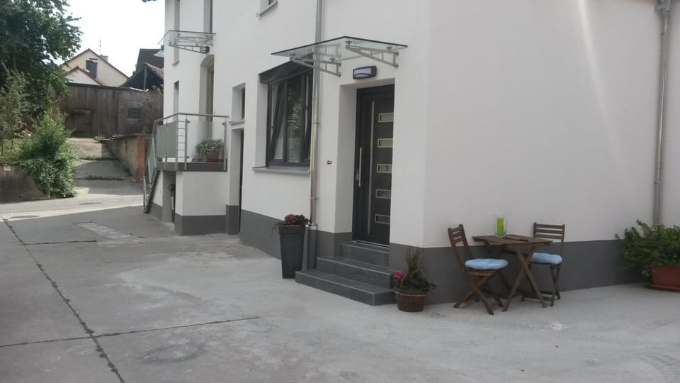 Patio, Facade/entrance