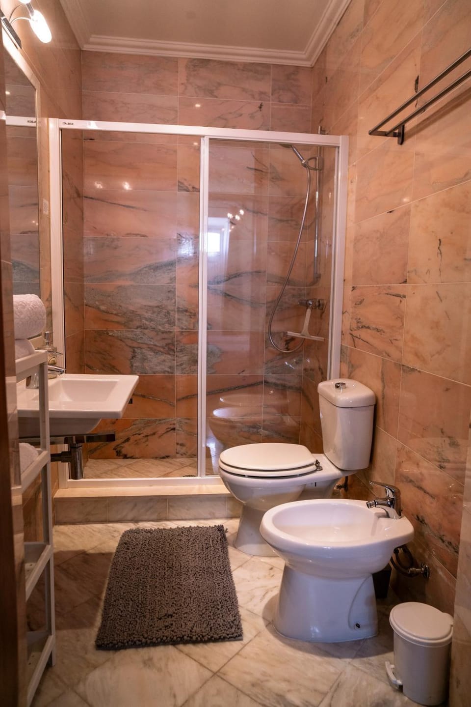 Shower, Toilet, Bathroom, bidet, towels