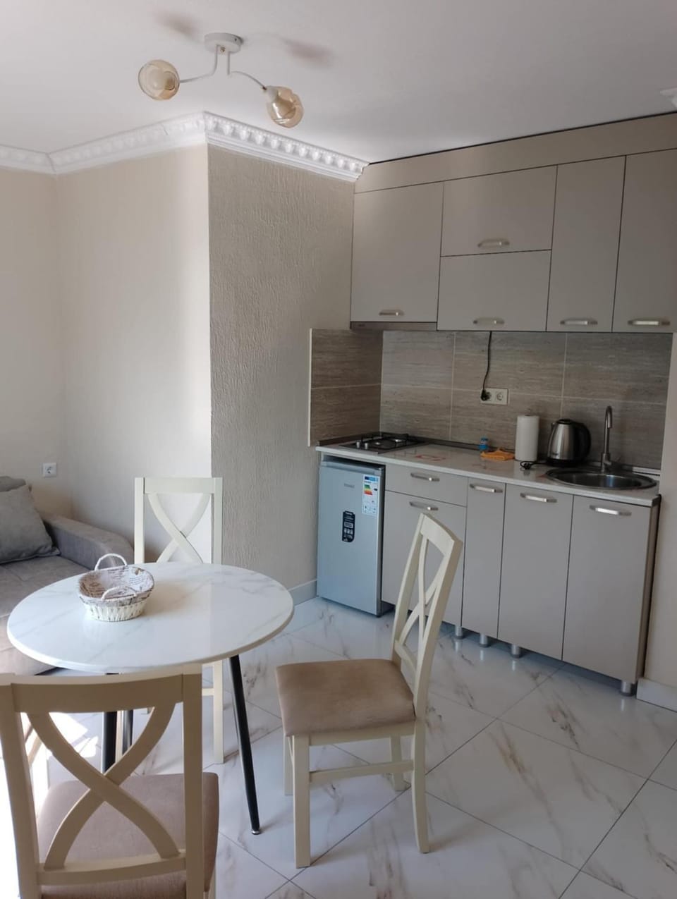 Shower, Toilet, Coffee/tea facilities, Kitchen or kitchenette, Seating area, stove, air conditioner