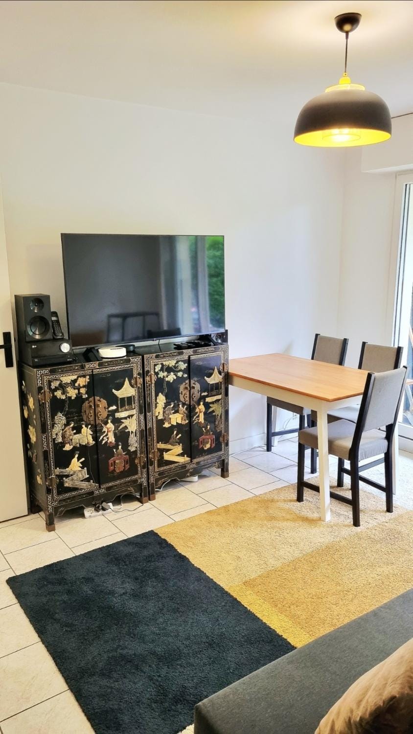 Communal lounge/ TV room, TV and multimedia, Living room, Seating area, Dining area
