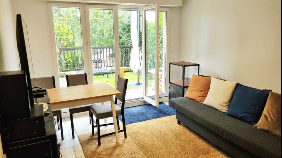 Patio, View (from property/room), Living room, Seating area, Dining area