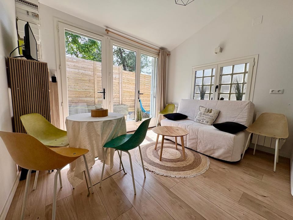 Garden, Living room, Seating area, Dining area