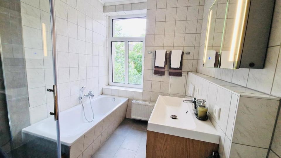 Shower, Toilet, Bathroom, Bath, towels