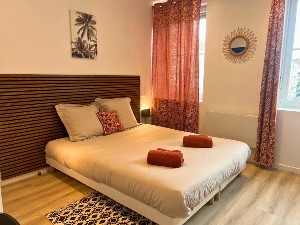 Bed, Photo of the whole room, Bedroom, towels