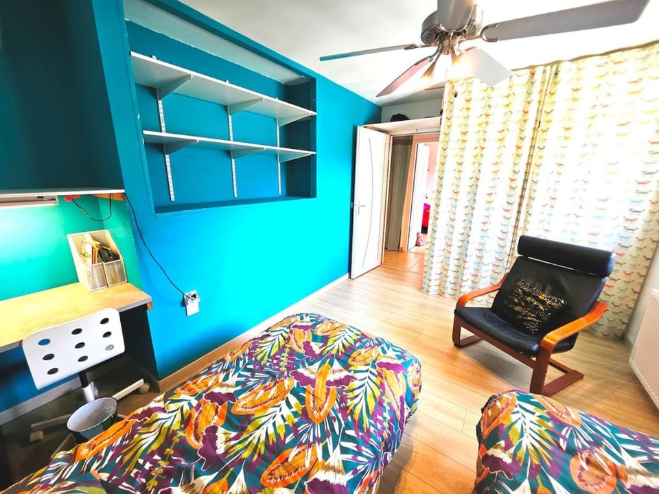 Bed, Photo of the whole room, Seating area, Bedroom, air conditioner