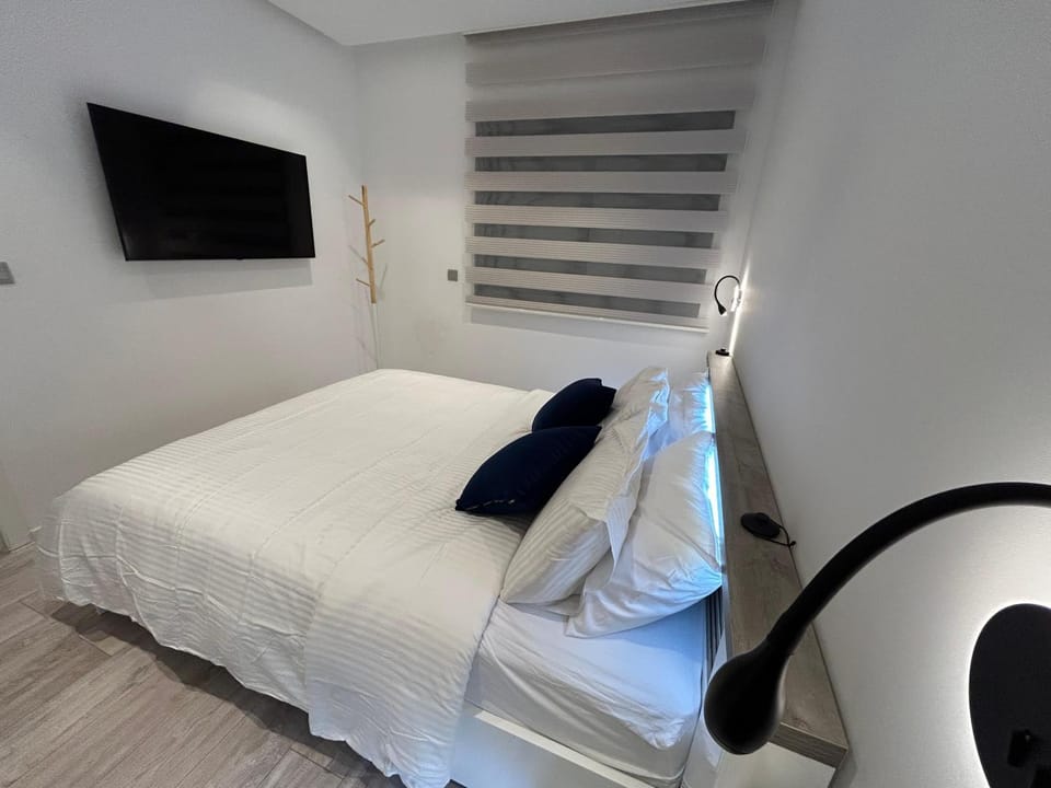 Bed, TV and multimedia, Bedroom