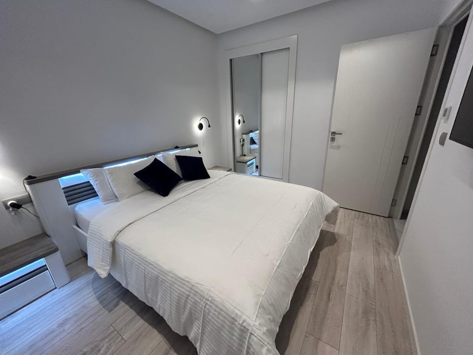Bed, Photo of the whole room, wardrobe