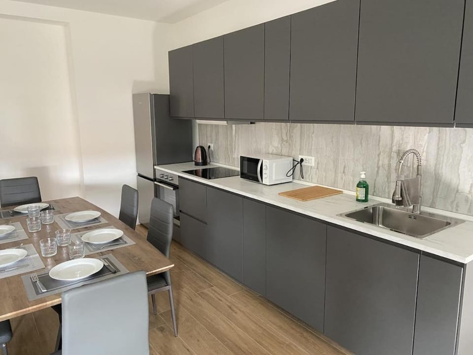 Kitchen or kitchenette, Dining area, stove