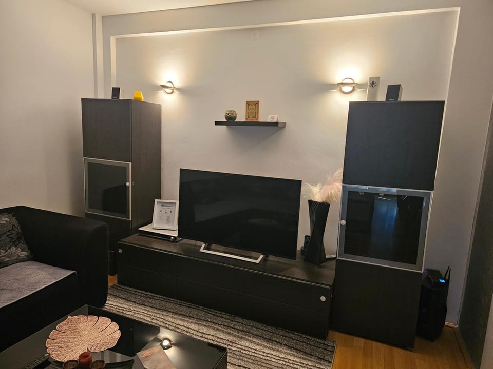 Communal lounge/ TV room, TV and multimedia, Living room