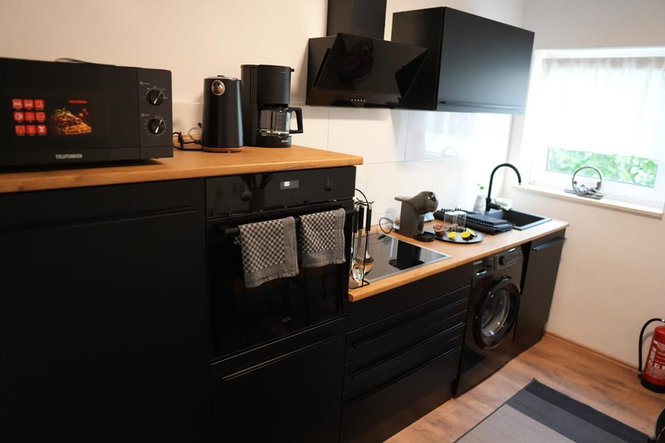 Coffee/tea facilities, Kitchen or kitchenette, stove, toaster