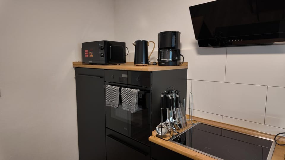 Coffee/tea facilities, Kitchen or kitchenette, microwave, stove, toaster