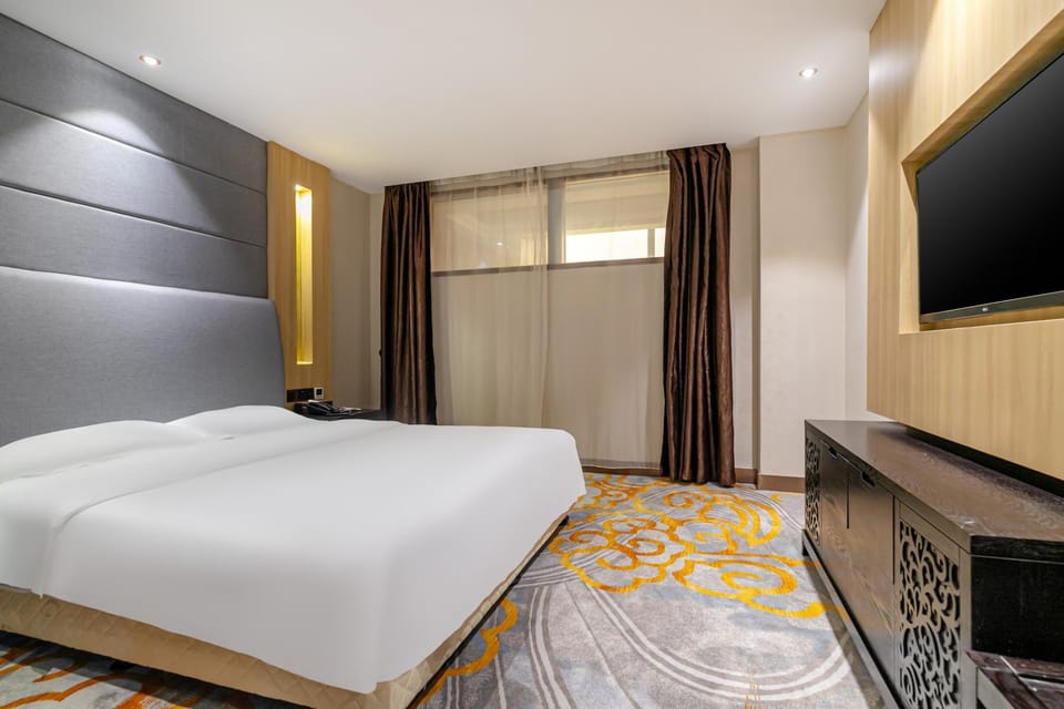 Bed, TV and multimedia, Bedroom