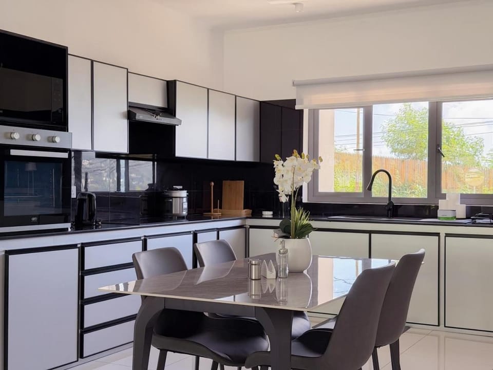 Dining area, kitchen