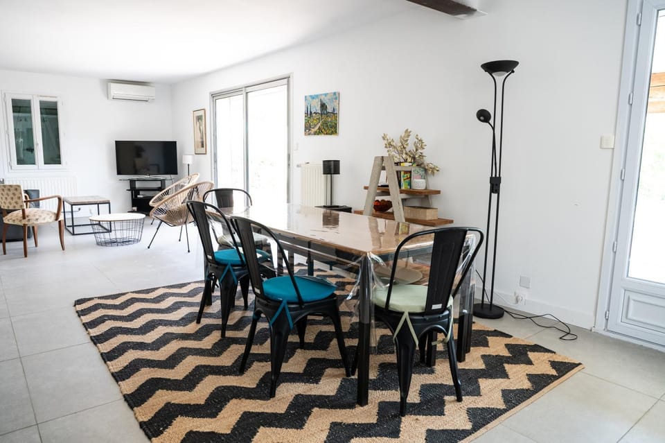 TV and multimedia, Living room, Seating area, Dining area, air conditioner