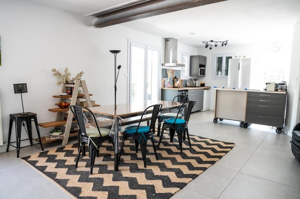 Kitchen or kitchenette, Dining area, stove
