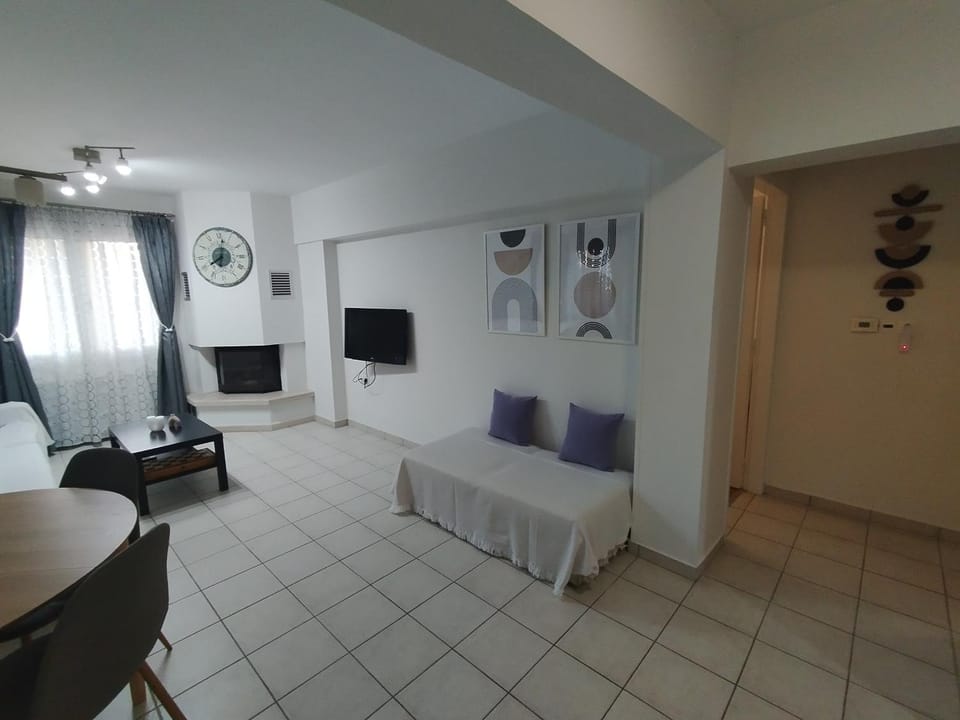 TV and multimedia, Living room, Seating area, fireplace