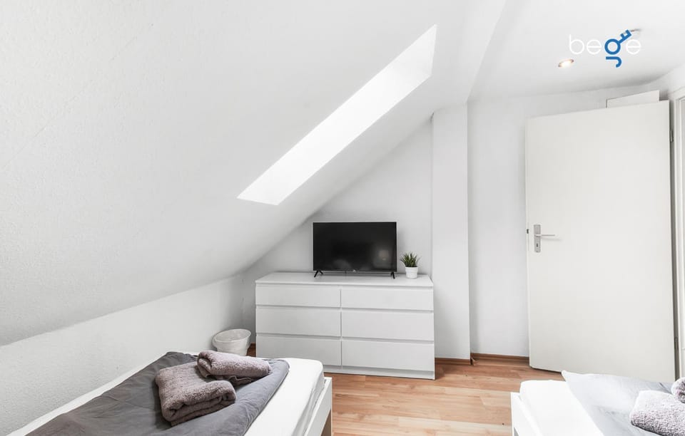 Bed, TV and multimedia, Photo of the whole room, Seating area, Evening entertainment, Bedroom