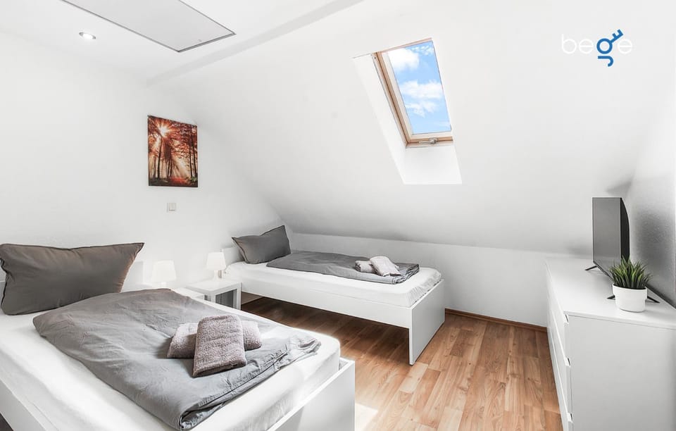 Bed, TV and multimedia, Photo of the whole room, Bedroom