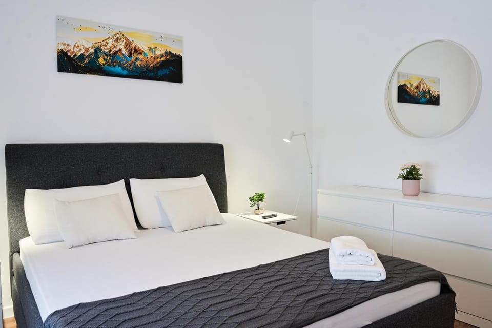 Bed, Bedroom, towels