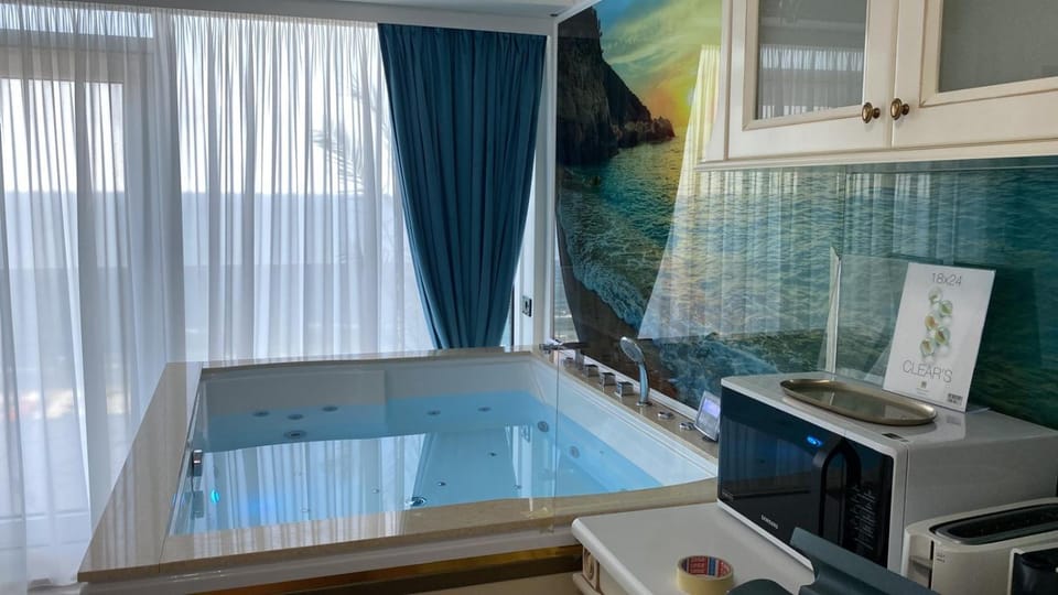 Kitchen or kitchenette, Pool view, Swimming pool, Swimming pool, minibar