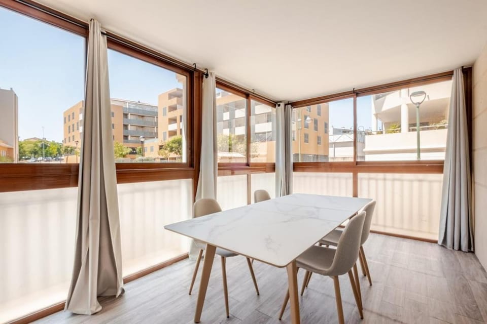 Patio, Day, Balcony/Terrace, Dining area