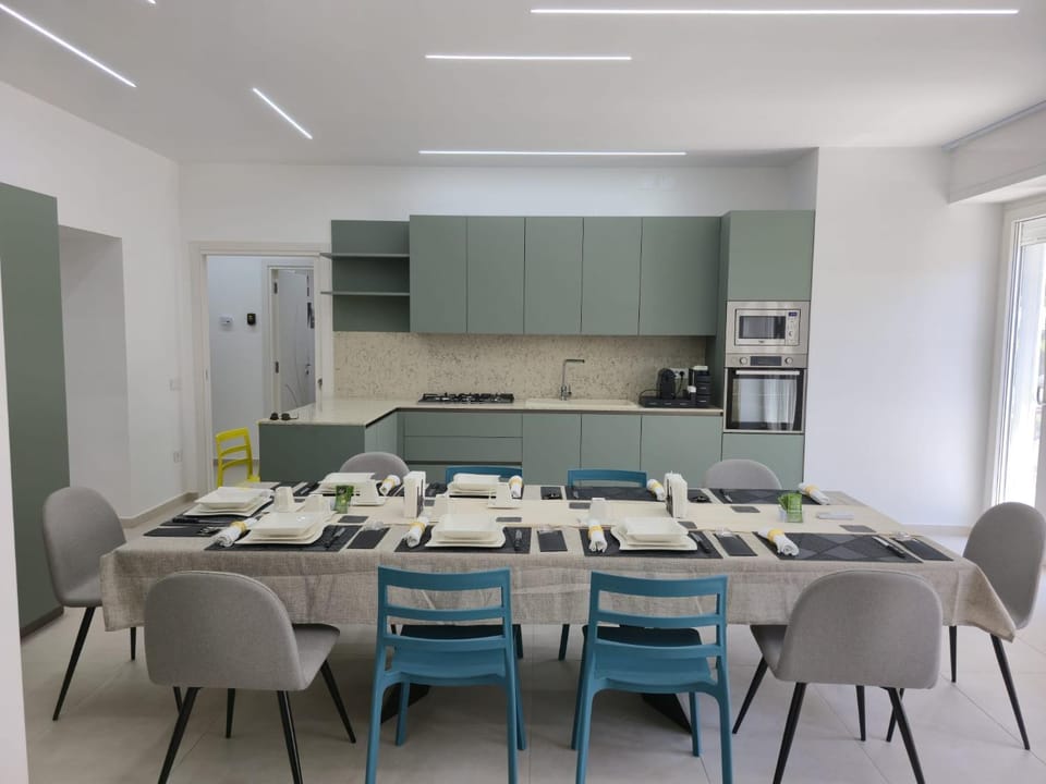 Kitchen or kitchenette, Dining area, stove