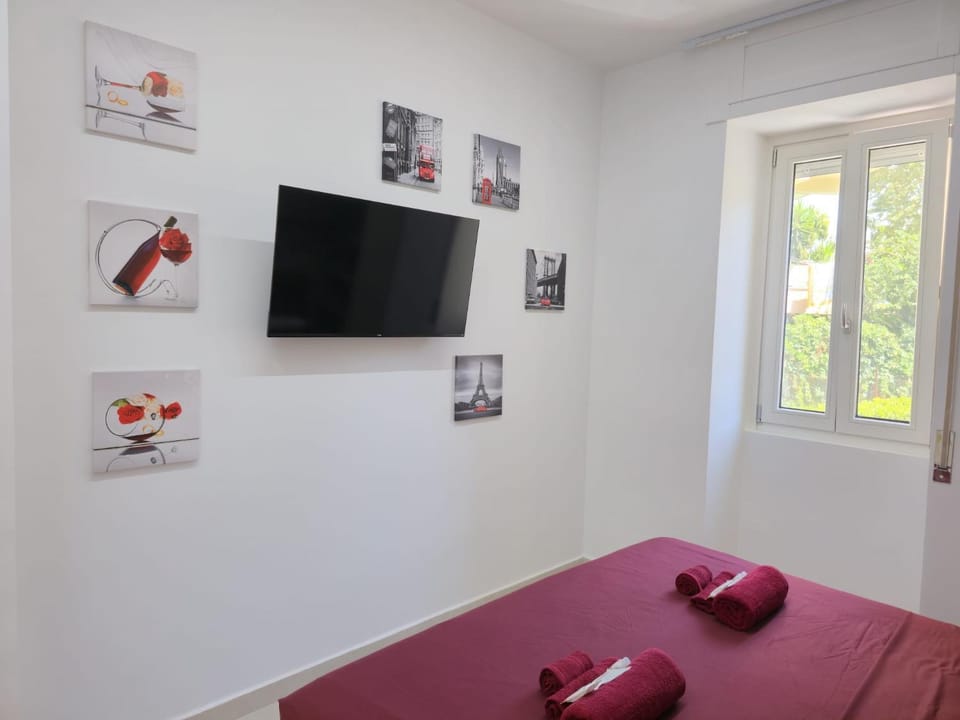 Bed, TV and multimedia, Photo of the whole room, Bedroom, towels